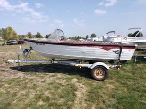 lot 301 image: 1960s Crestliner 16 Boat