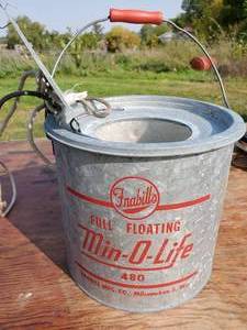 lot 21 image: MIN-O-Life Minnow bucket