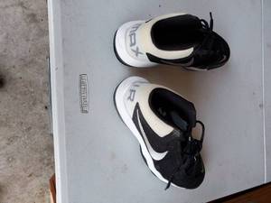 lot 44 image: NIKE Air Max Shoes (10.5)