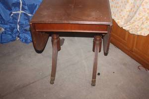 lot 72 image: Duncan Fife drop leaf table