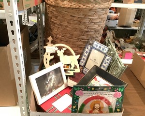 lot 194 image: Frames & Decor