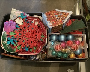 lot 192 image: Christmas Decor