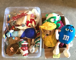 lot 139 image: Christmas Decor & Stuffed Animals