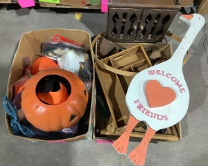lot 70 image: Halloween & misc wood decor