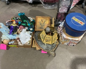 lot 61 image: Vintage Decor
