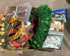 lot 122 image: Wreaths & Lights