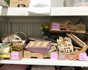 lot 121 image: Large Lot of Home Decor