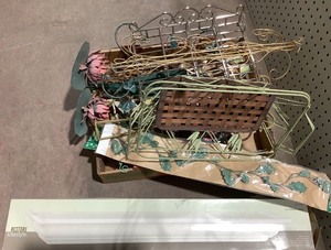 lot 92 image: Lot of Metal Home Decor