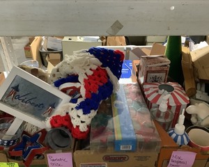 lot 149 image: Patriotic & Religious Decor