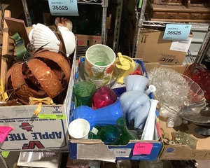 lot 217 image: Misc Decor & Vases