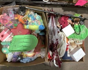lot 82 image: Large Lot of Polly Pockets