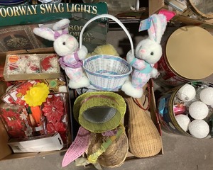 lot 199 image: Decorative Candles & Wicker