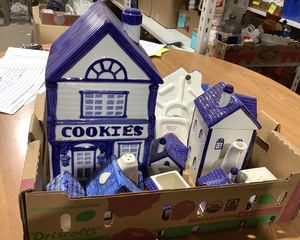 lot 215 image: Cookie Jar Set