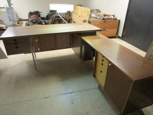 lot 101 image: VINTAGE MID-CENTURY MODERN L-SHAPED DESK WITH BUILT-IN LAMP