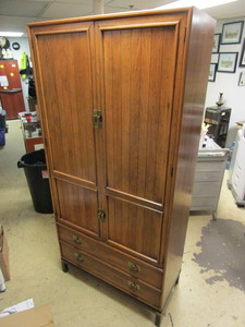 lot 105 image: HENREDON FINE FURNTIRE WARDROBE