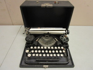 lot 137 image: ANTIQUE UNDERWOOD STANDARD PORTABLE TYPEWRITER