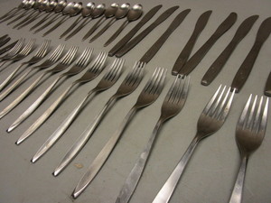 lot 145 image: VINTAGE FRONTIER AIRLINES STAINLESS STEEL FLATWARE