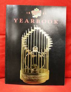 lot 10 image: Minnesota Twins 1992 Year Book