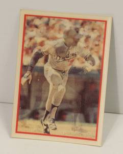 lot 64 image: 1987 Pedro Guerrero # 28, Hologram 3 D Baseball Card