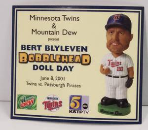 lot 2 image: 2001 Twins Commemorative Card