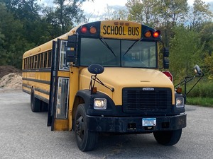 lot 1 image: 2004 Thomas-Built Freightliner School Bus