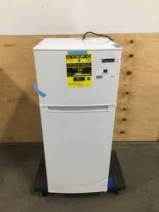 lot 63 image: Magic Chef 4.5 cu. ft. 2 Door Mini Fridge in White with Freezer