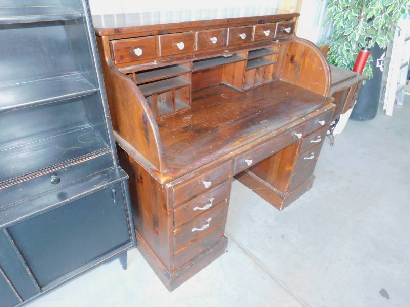 lot 5 image: Vintage Rolltop Desk