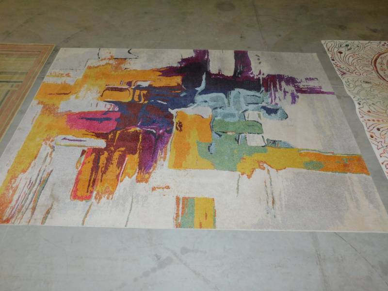 lot 52 image: Decorative  Rug