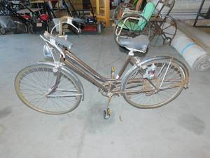 lot 58 image: Schwinn Bicycle