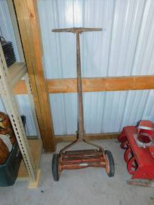 lot 66 image: Craftsman Grass Cutter