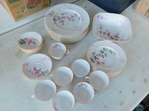 lot 83 image: Floral Dish Set