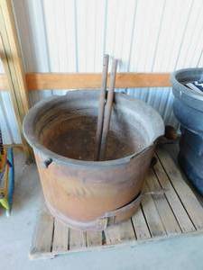 lot 11 image: Corn Boil Kettle with Legs