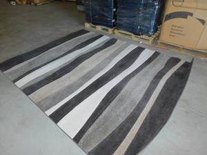 lot 54 image: Decorative Rug
