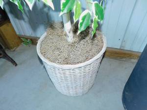 lot 7 image: Artificial Tree