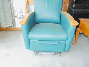 lot 4 image: Vintage Turquoise Reclining Hospital Chair