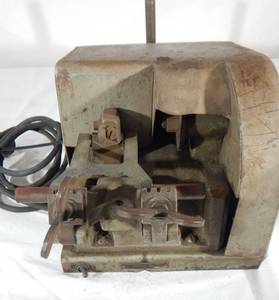 lot 9 image: Vintage Curtis Industries Inc. Model 2H Key Cutting Machine