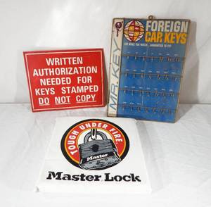 lot 19 image: Lot of Vintage Locksmith Signage, Display and Promotional Items