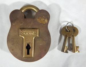 lot 26 image: Vintage Squire Old English 4 Lever Brass Padlock With Keys