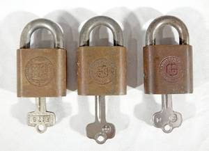 lot 28 image: Set of 3 Vintage Best Lock Company University Of Minnesota Brass Padlocks with Keys