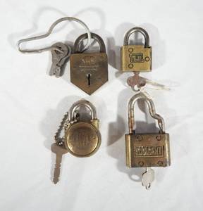 lot 31 image: Lot of 4 Vintage and Antique Padlocks With Keys