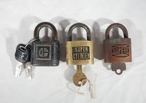 lot 32 image: Lot of 3 Vintage Caterpillar, Super Cylinder and Superb Padlocks With Keys