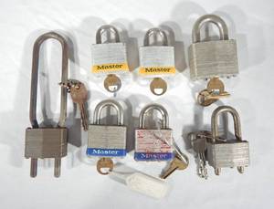 lot 41 image: Lot of 7 Newer and Vintage Master Lock Padlocks With Keys