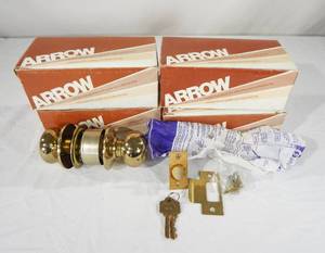 lot 74 image: Lot of 4 New Vintage Arrow Lock Corporation 151F Polished Brass Keyed Door Knob Sets