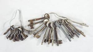 lot 223 image: Lot of 25 Antique and Vintage Skeleton Keys