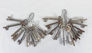 lot 224 image: Lot of 22 Antique and Vintage Skeleton Keys