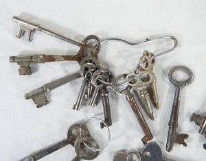 lot 226 image: Lot of 25 Antique and Vintage Skeleton Keys