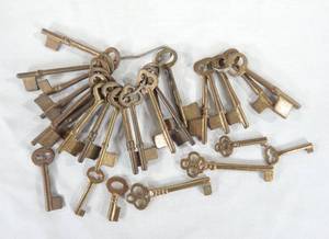 lot 228 image: Lot of 28 Vintage Brass Skeleton Keys and Skeleton Key Blanks