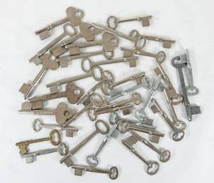 lot 232 image: Lot of 36 Assorted Vintage Skeleton Key Blanks