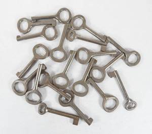lot 235 image: Lot of 19 Assorted Antique and Vintage Skeleton Key Blanks
