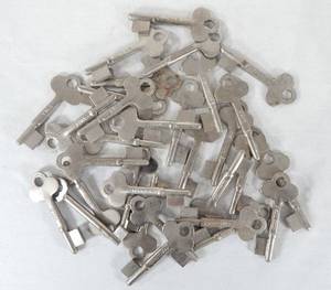 lot 236 image: Lot of 31 Vintage Yale and Towne Skeleton Key Blanks